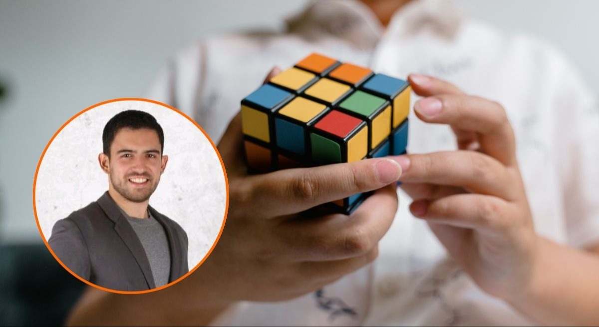 Gabriel Jiménez, psicólogo, con la imagen de fondo de unas manos haciendo un cubo de Rubik