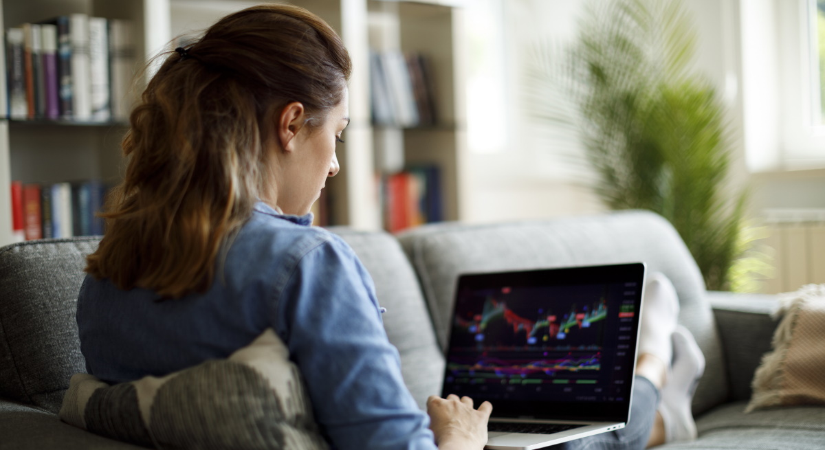 mujer-inversora-ordenador-graficos-charts-mercados-istock-1200x655.jpg