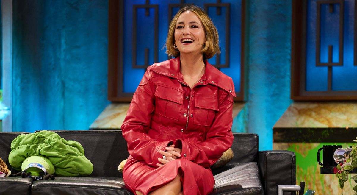 La intérprete vestida con un traje rojo en el sofá de broncano