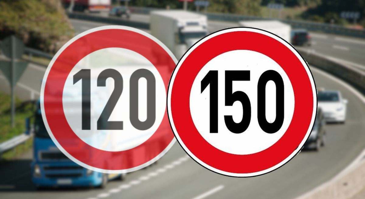 Montaje de carretera con señales de límites de velocidad a 120 y 150 km/h