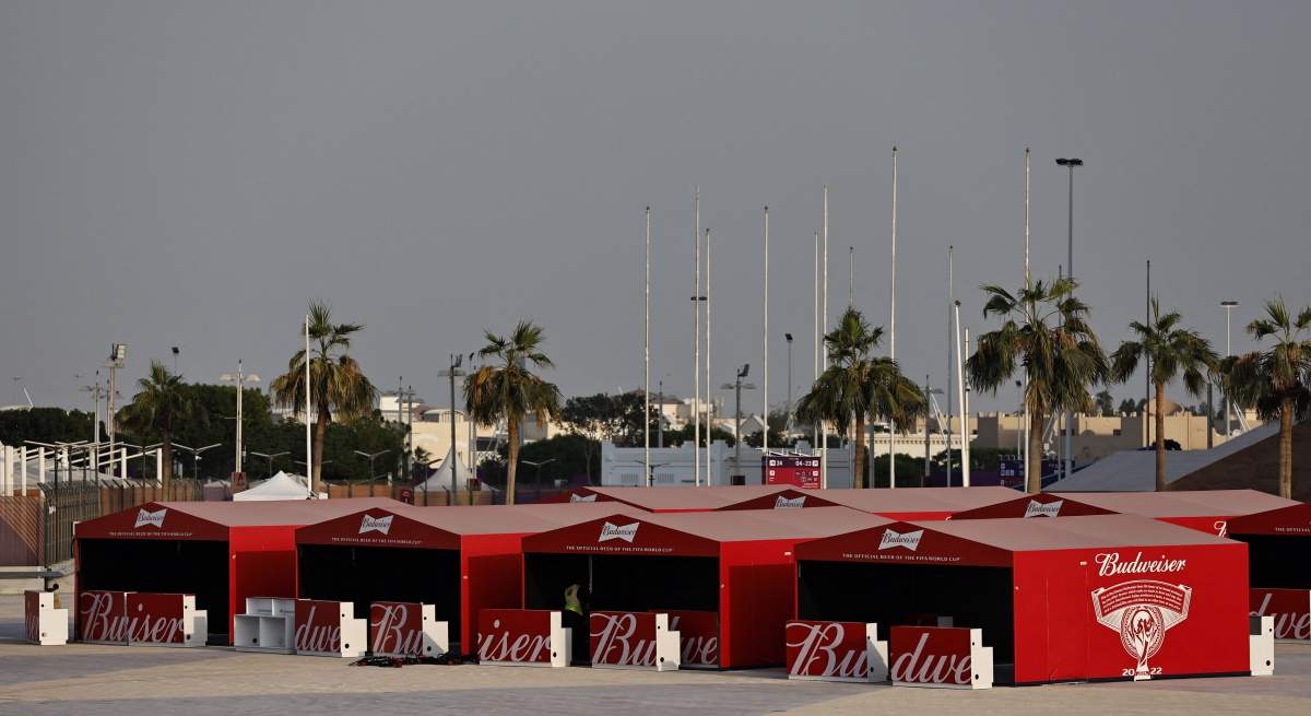 puestos-Budweiser-inmediaciones-estadio-Qatar-Reuters.jpg