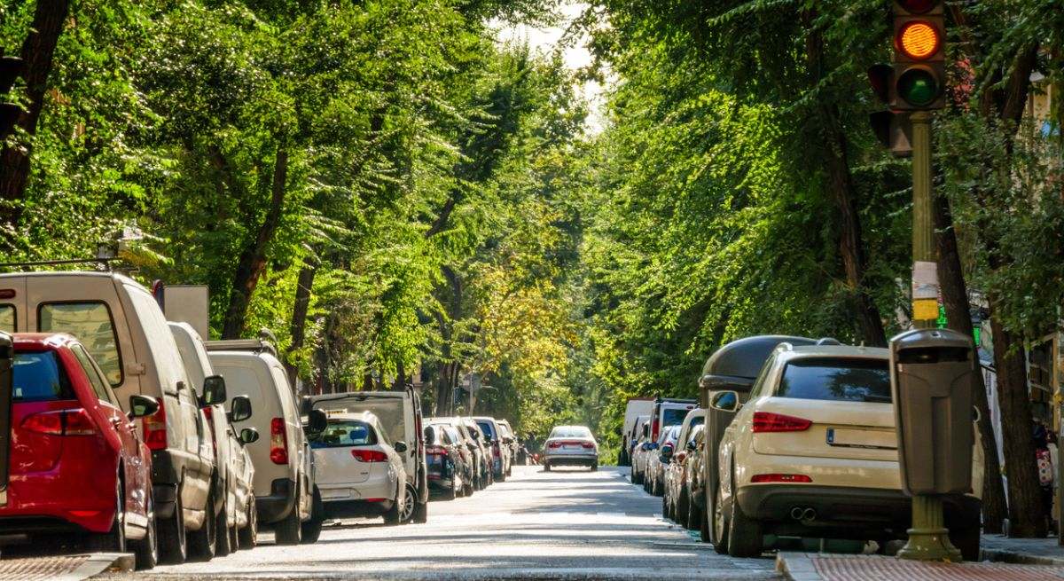 Una calle con coches aparcados a ambos lados
