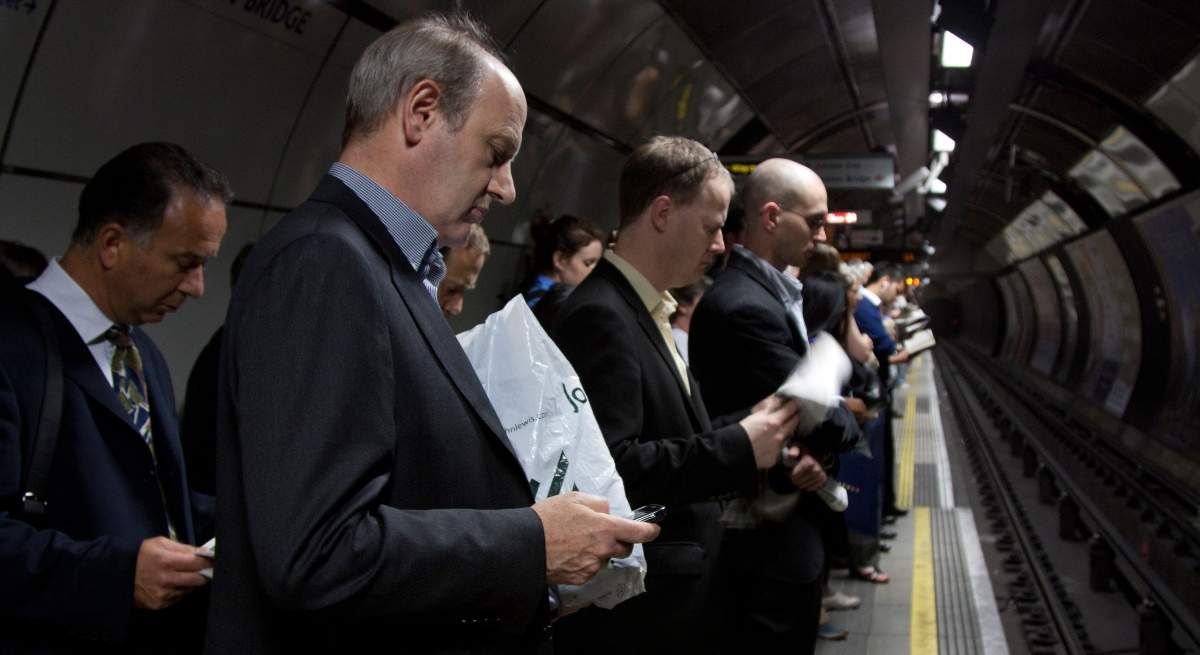 metro-trabajadores-trajes-alamy.jpg
