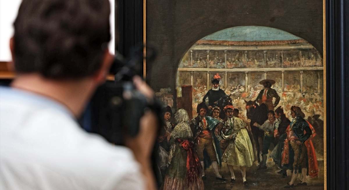 Un cámara frente a un cuadro durante el acto de restitución de obras incautadas durante la Guerra Civil y no devueltas por el franquismo, en el Museo del Prado / EP