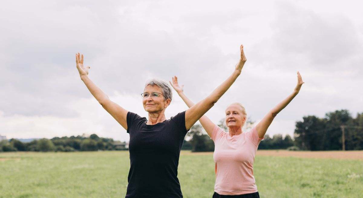 Dos mujeres de avanzada edad hacen deporte al aire libre
