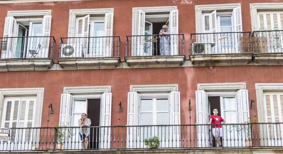 gente-balcones-istock.jpg