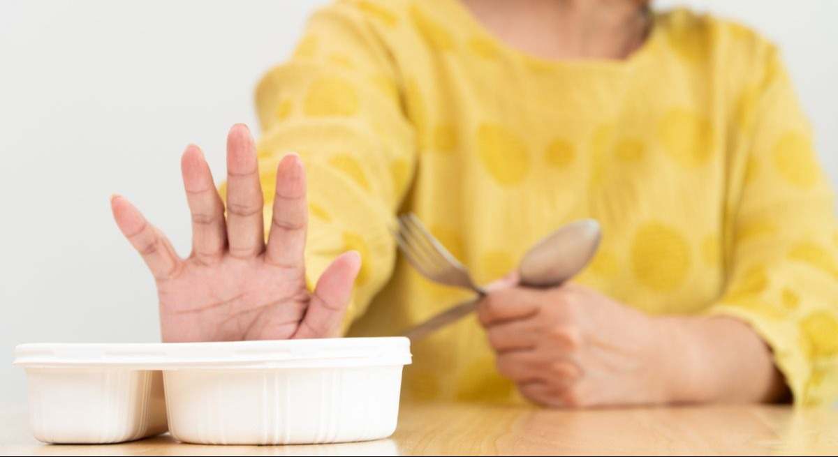 Mujer rechazando la comida