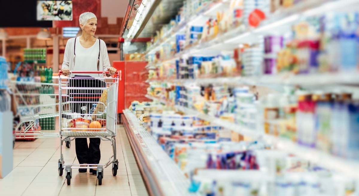 Una mujer en un supermercado
