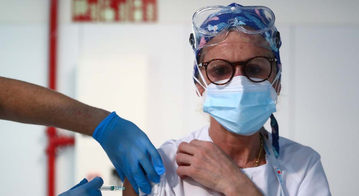 Sanitaria_inyeccion_Covid_Reuters.jpg