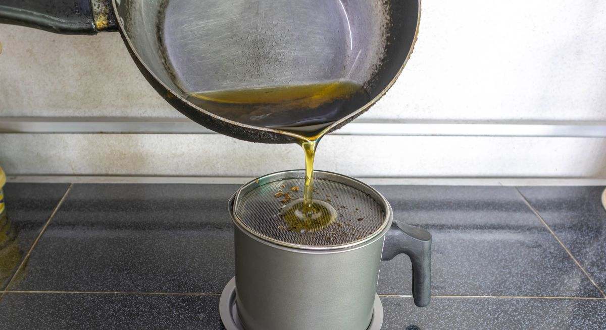 Tirando aceite desde una sartén a un filtro de aceite