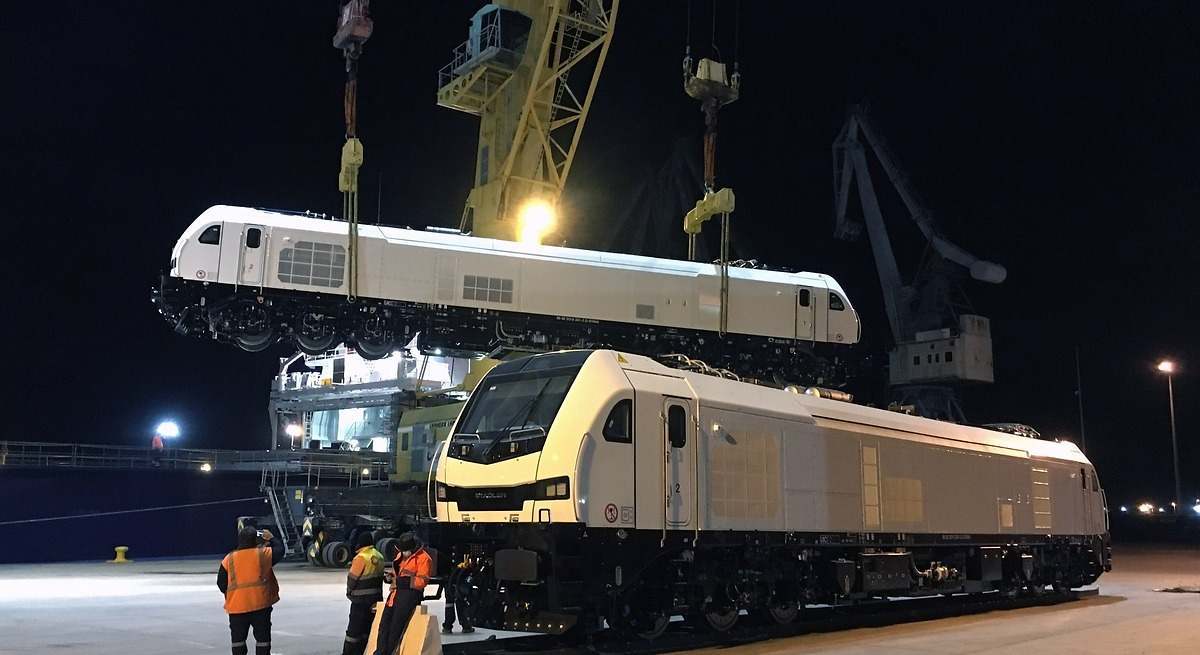Varias locomotoras fabricadas en Albuixech a punto de ser embarcadas.