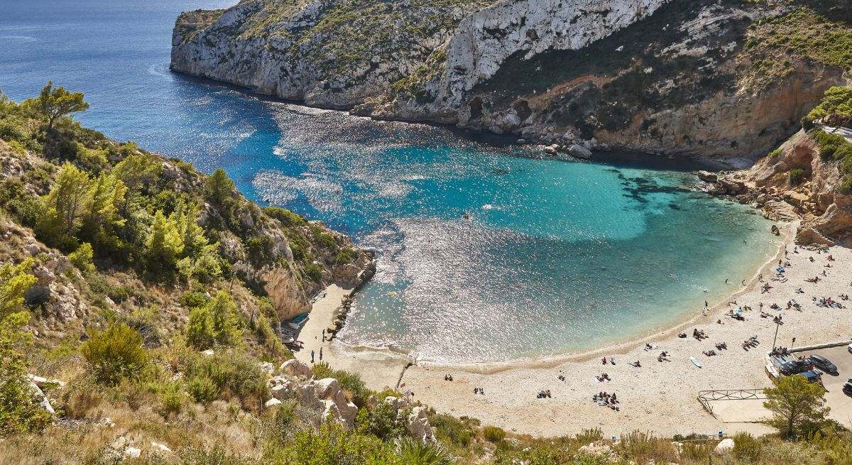 Las calas de Jávea, directas al colapso por la saturación de vehículos: la solución del gobierno local