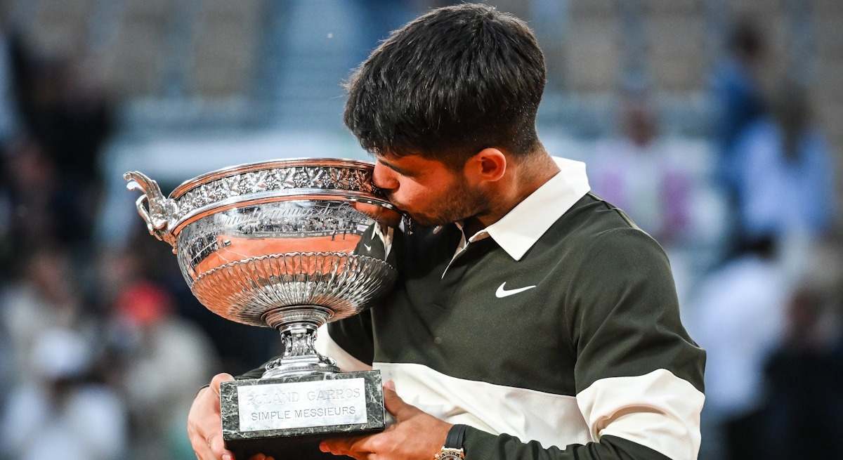 Carlos Alcaraz, con el título conseguido en Roland Garros.