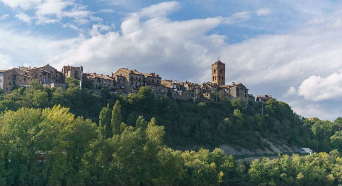 El pueblo de Aínsa con bosque en los Pirineos españoles en un día de otoño