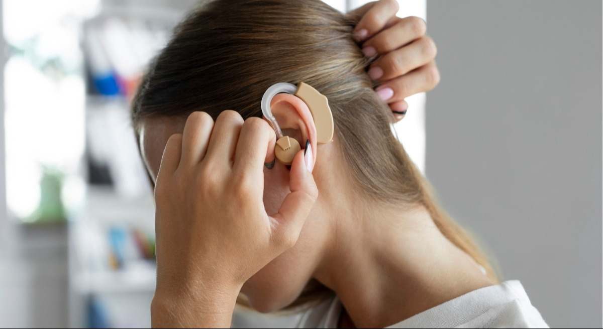 mujer-usando-audifono