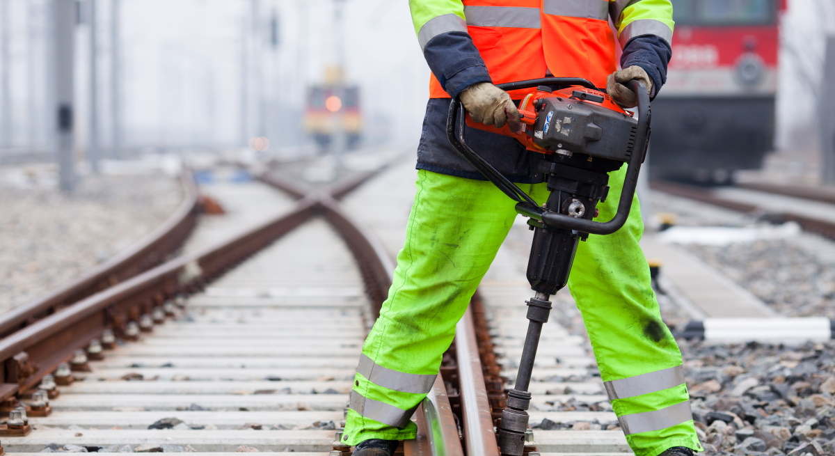 trabajador-ferroviario-martillo-hidraulico-dreamstime.jpg