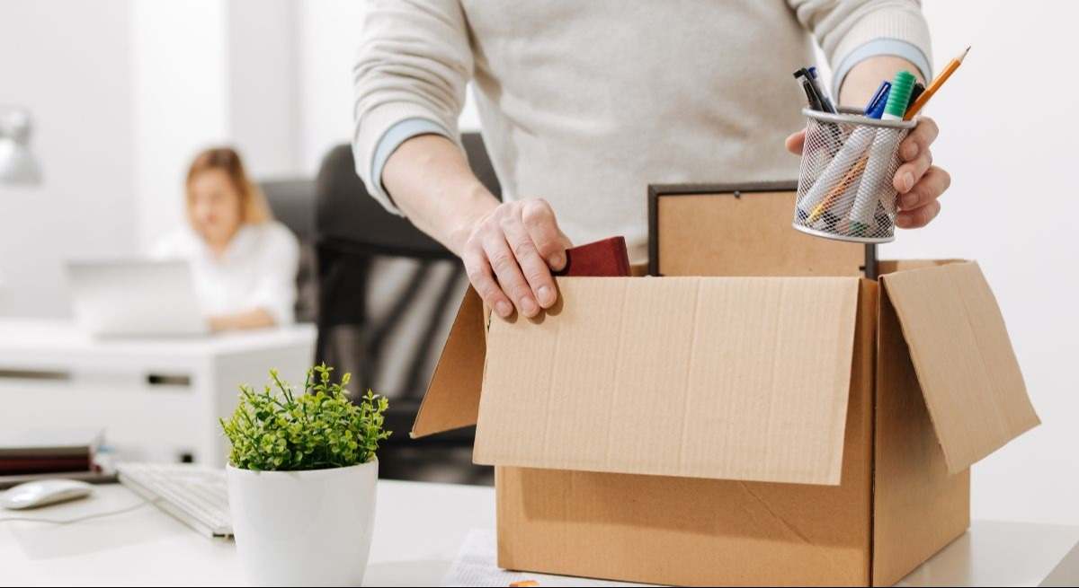Un trabajador metiendo sus enseres de oficina en una caja