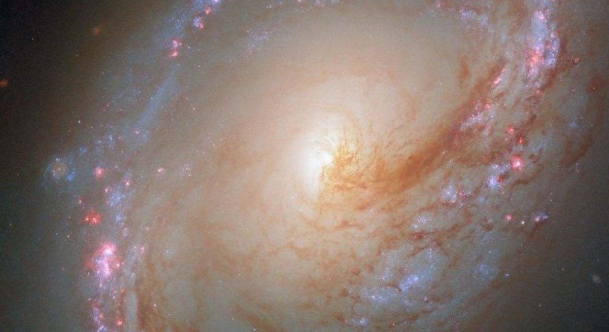 Esta imagen del telescopio espacial Hubble de la NASA/ESA muestra la galaxia espiral asimétrica Messier 96.