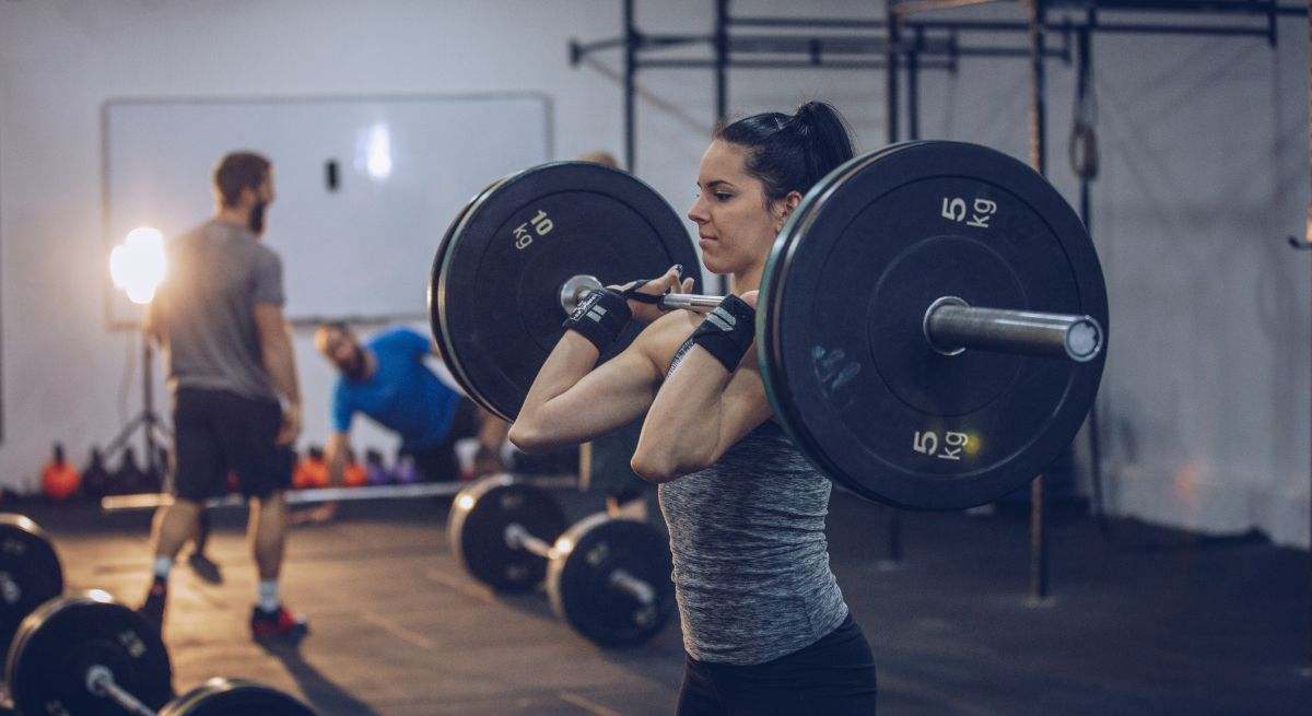 Una mujer levanta pesas en el gimnasio