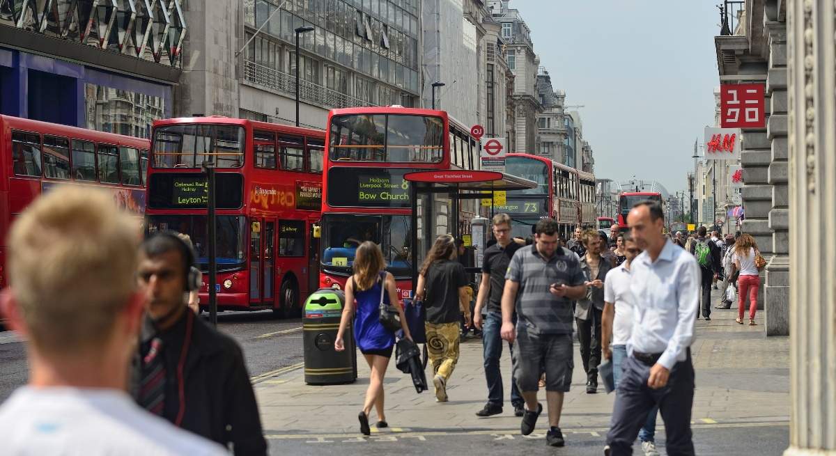 londres-calle-autobuses-tiendas-alamy.jpg