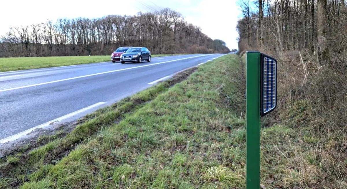 Baliza luminosa en una carretera
