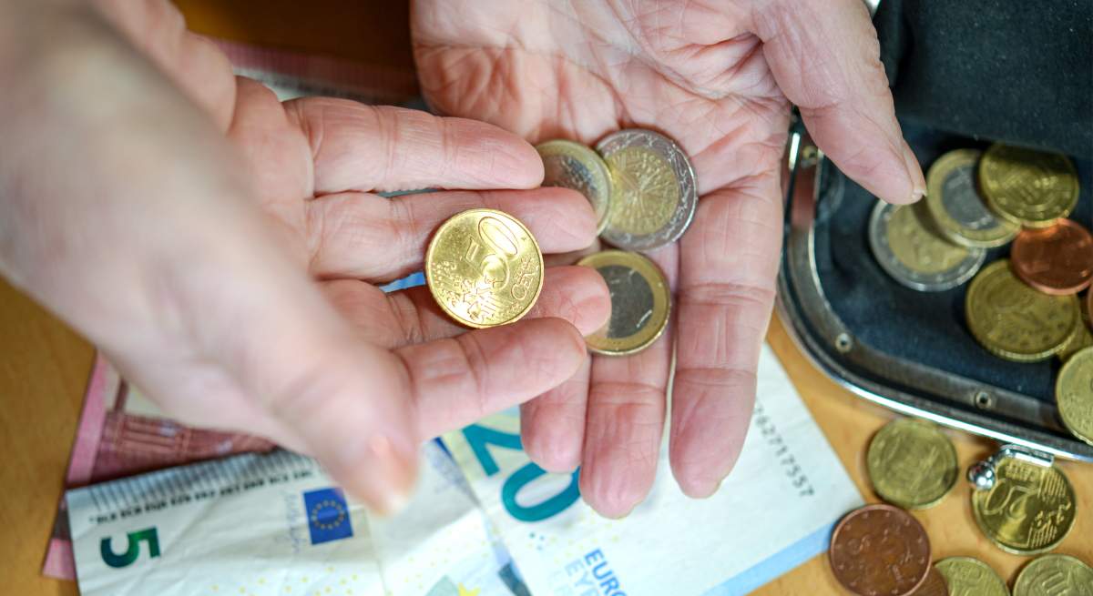 mano-monedas-billetes-istock.jpg
