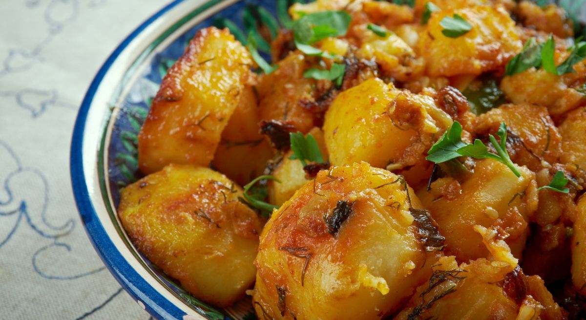 La sencilla receta de patatas al ajillo para hacer en casa: solo hay que añadirle un ingrediente para que queden perfectas