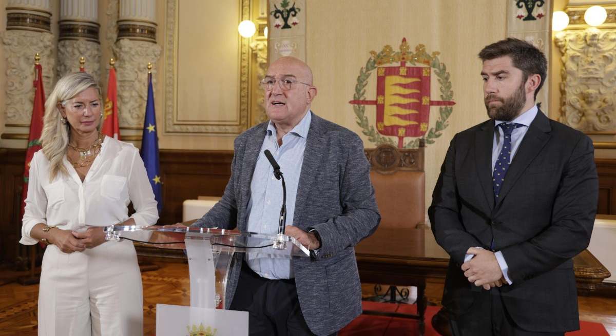 La concejala de Educación y Cultura, Irene Carvajal; el alcalde de Valladolid, Jesús Julio Carnero, y el concejal de Hacienda, Personal y Modernización Administrativa, Francisco de Paula Blanco.
