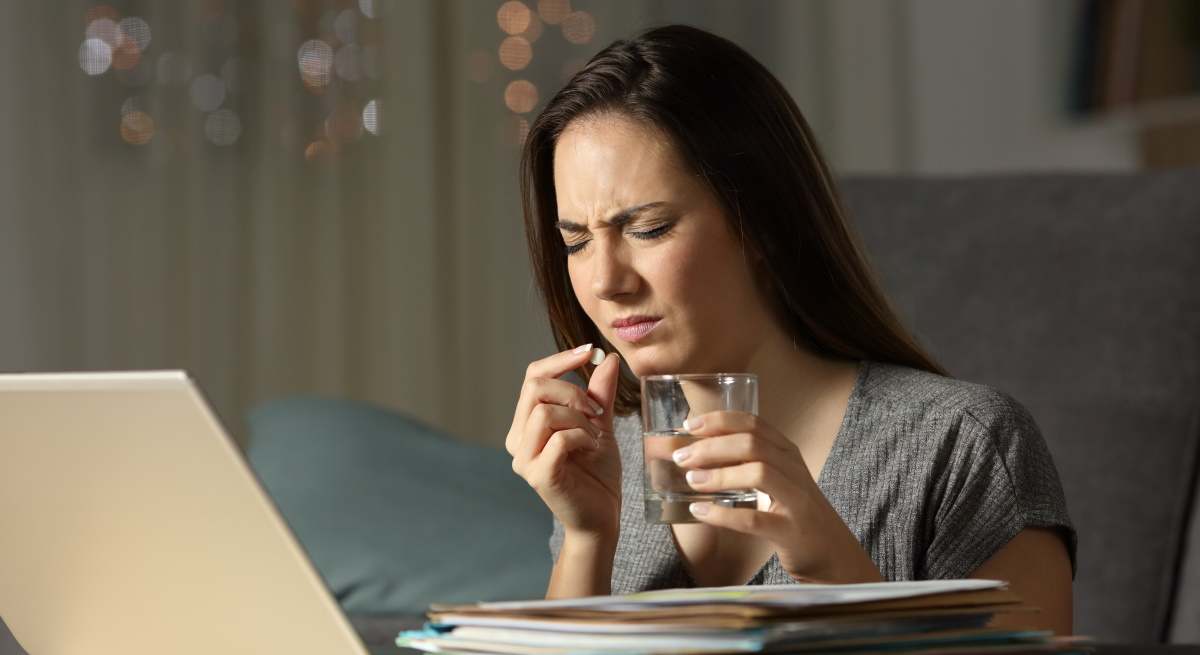 trabajadora-enferma-toma-pastilla-dreamstime.jpg