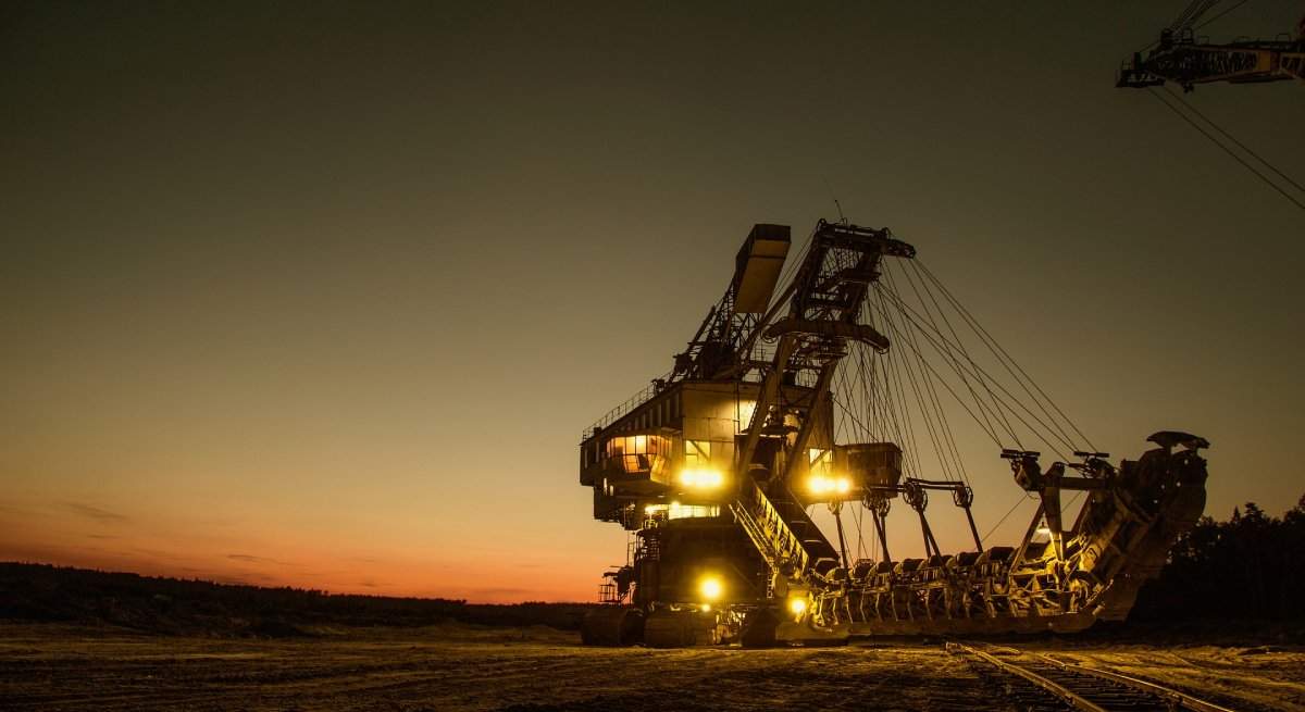 mining-excavator-g48b93bb01_1920.jpg