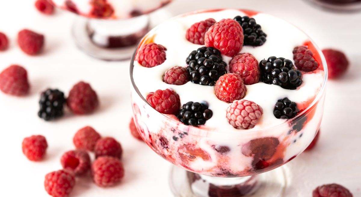 Crema de yogur montado, la receta más sencilla para un postre fresco y ligero que puedes preparar sin cocinar