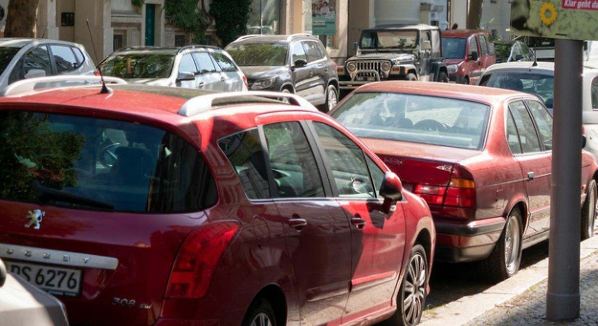Qué pasa si aparcas en la puerta de un garaje que no tiene placa de vado