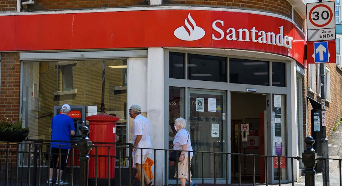 santander-banco-sucursal-uk-istock