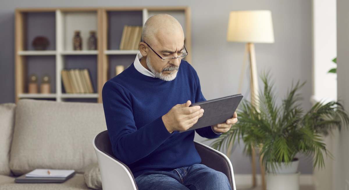 trabajador-cerca-jubilacion-tablet-dreamstime.jpg