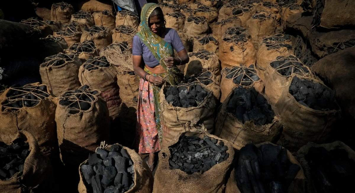 india-carbon-industria-mujer-alamy.jpg