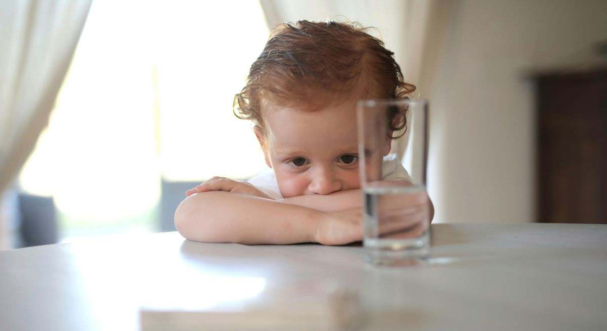 Mirar vaso de agua