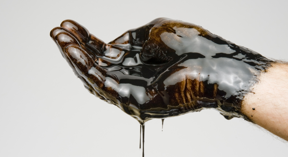 mano-petroleo-istock.jpg