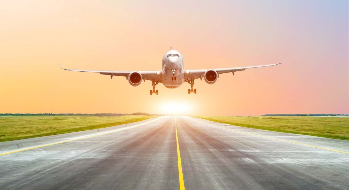 Un avión aterrizando.