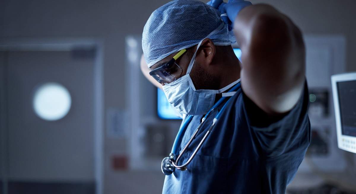 Sanitario-trabajando-iStock.jpg