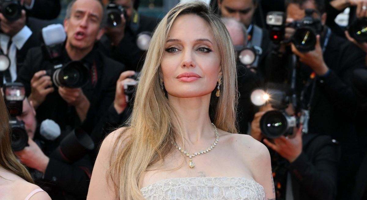 angelina-jolie-1200-----.jpg