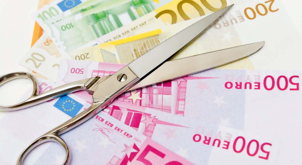 Tijera sobre unos euros