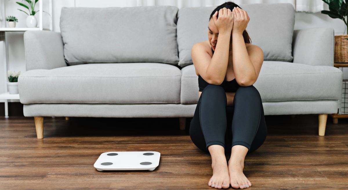 Una mujer se frustra al no conseguir el peso correcto de cara al verano