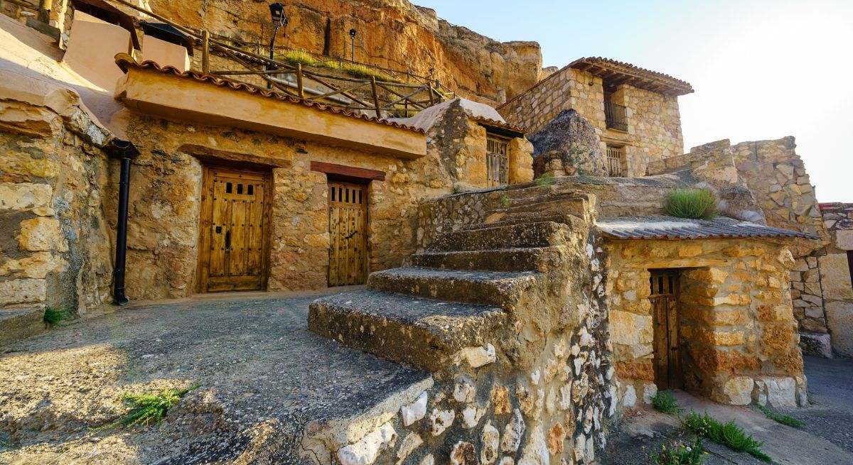 Pueblo con casas antiguas por Soria