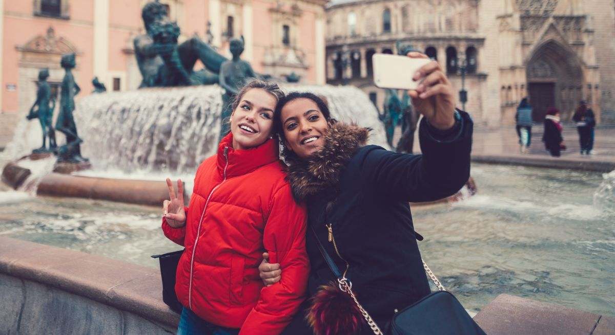 chicas haciéndose una foto en Valencia