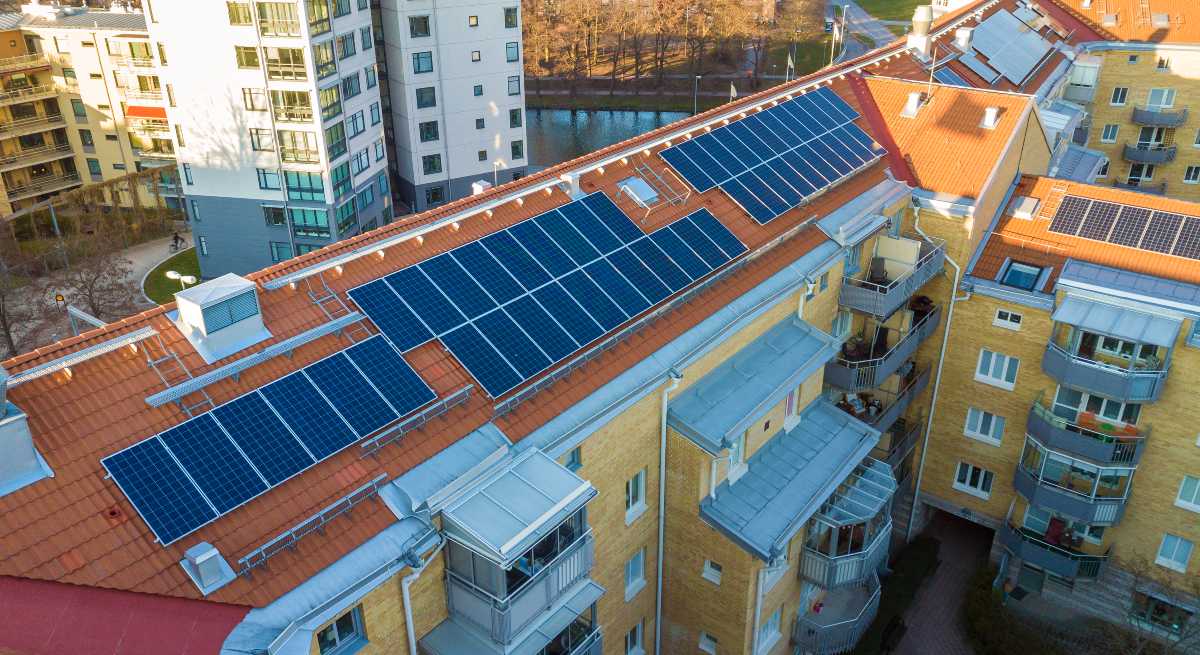 edificio-viviendas-paneles-solares-iStock-1169375889.jpg