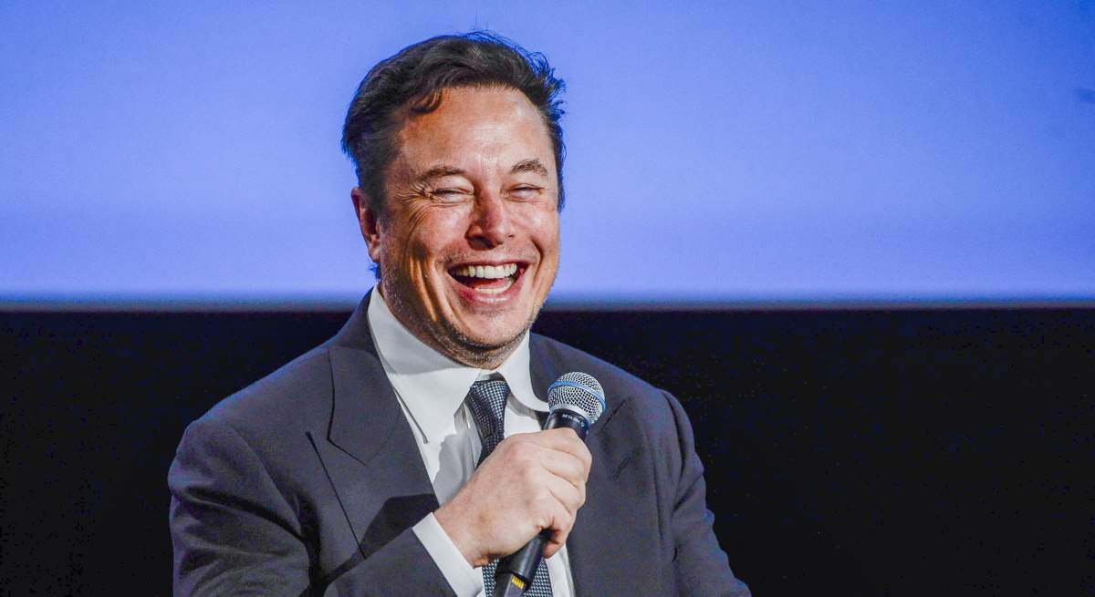 Musk riéndose