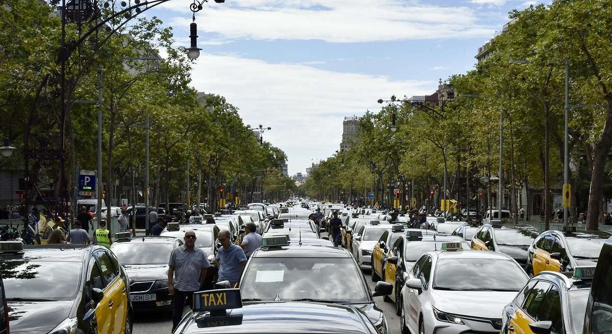 Concentración de taxis en el paseo de Gracia de Barcelona. EE