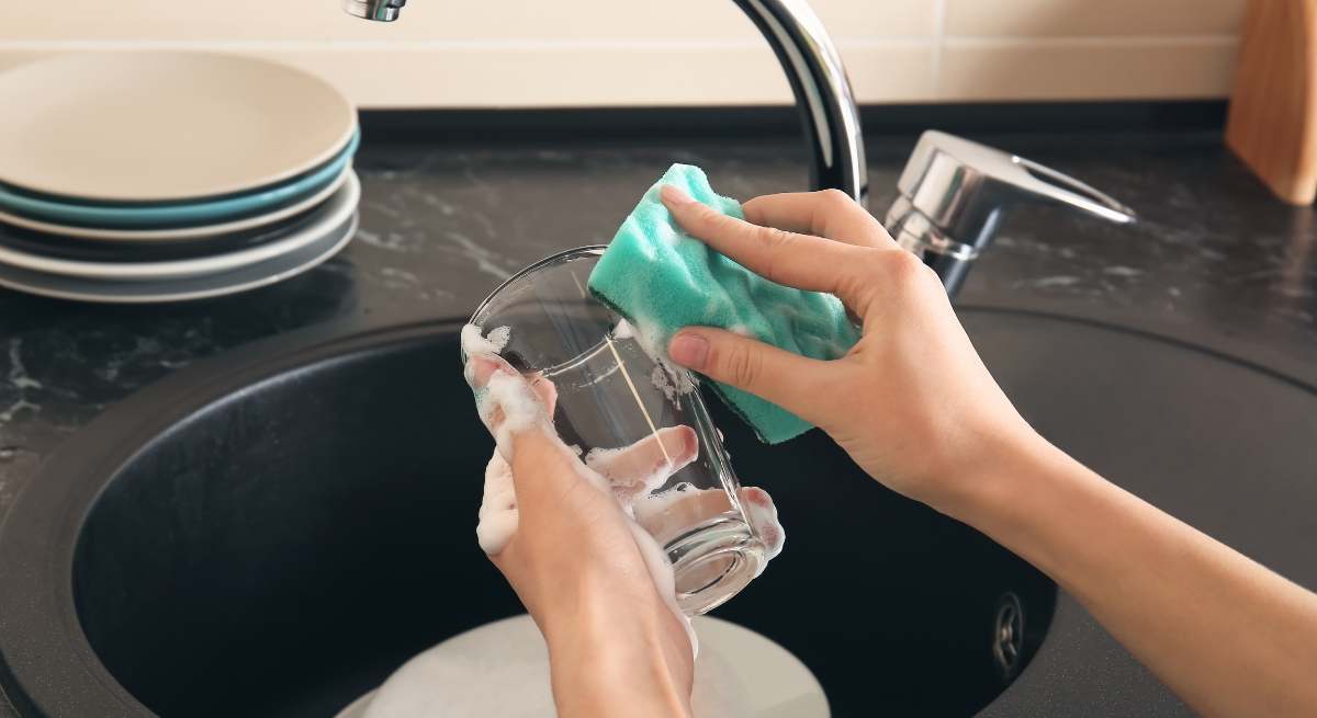 El error al secar los vasos que los llena de bacterias y malos olores.