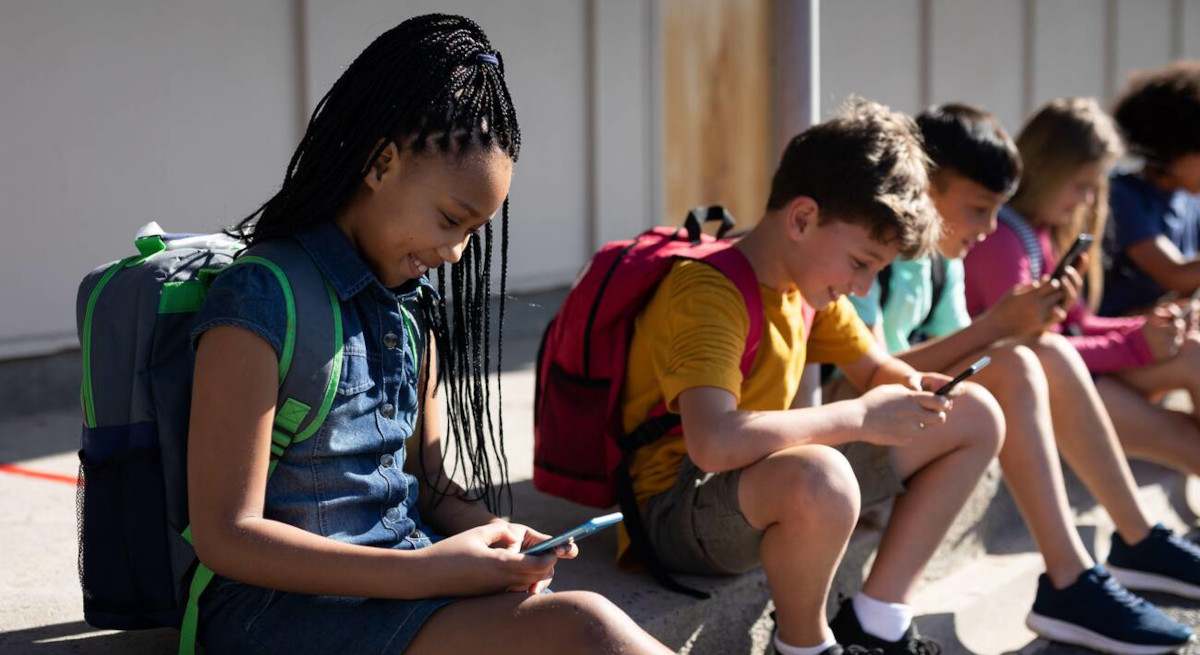 Móviles prohibidos en colegios de Cantabria