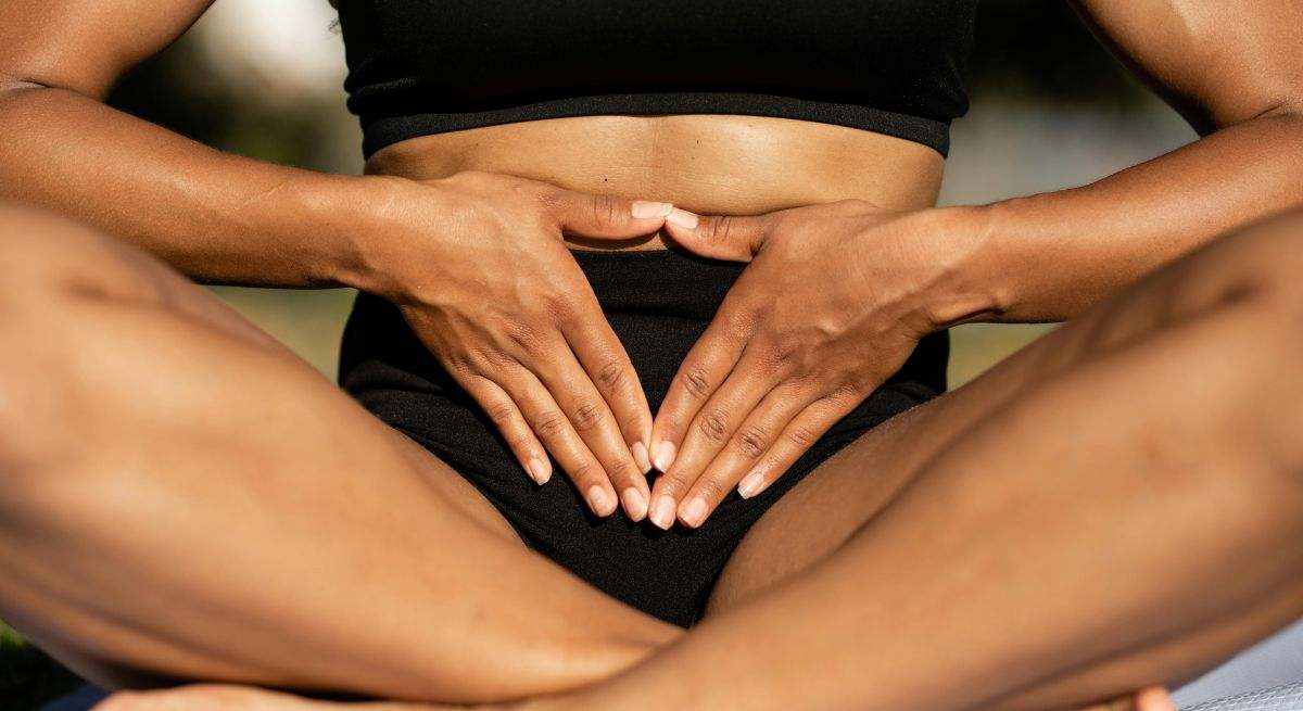 Mujer haciendo una buena digestión